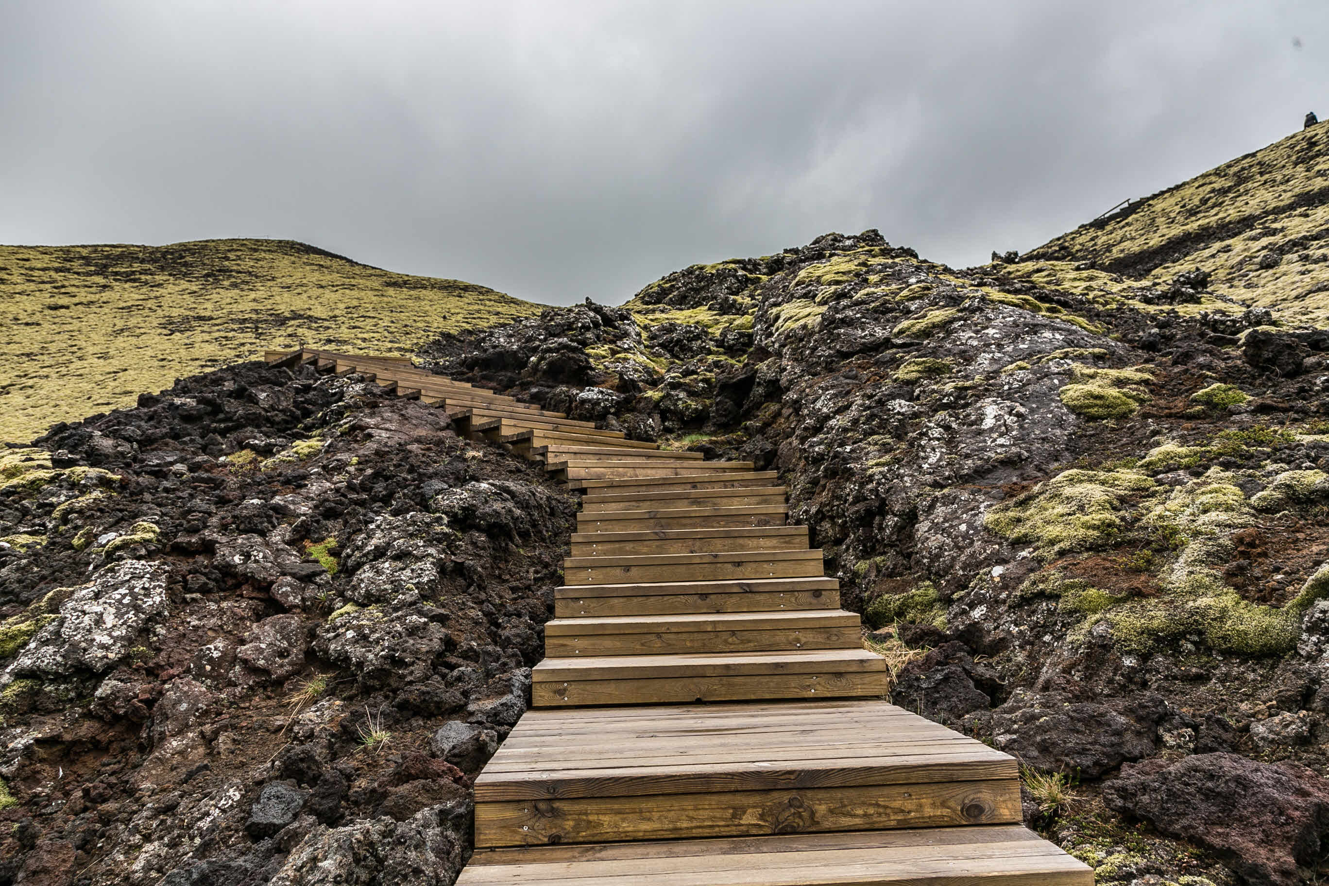 Step mountain. Ступени на склоне. Ступеньки в гору. Лестница на склоне. Деревянная лестница на склоне.